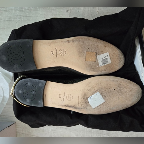 EUC CHANEL Black Glazed Calfskin Ballet Flats with Pearls/Charms Anklet Size 42 - Picture 7 of 9